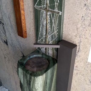 Bezdotykowa kropielnica wody święconej - kościół pw. Niepokalanego Serca Maryi w Gdyni